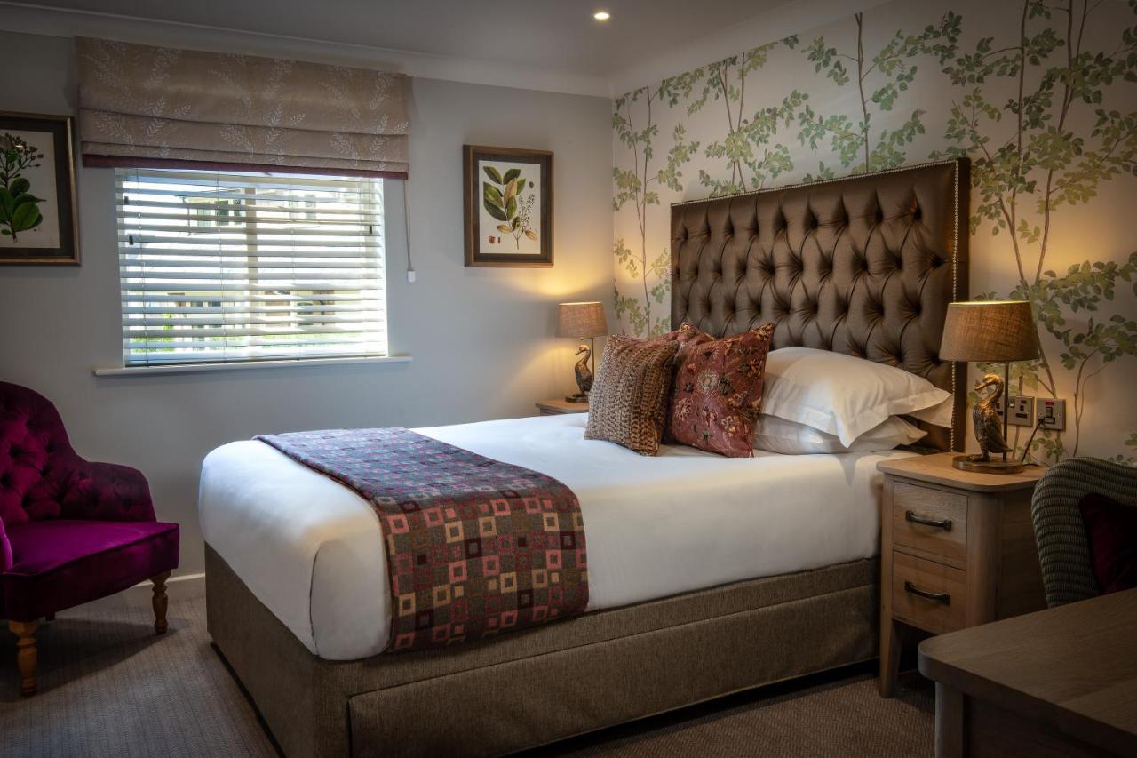 Hotel The Millstone, Mellor Blackburn  Esterno foto A bedroom at The Old parsonage