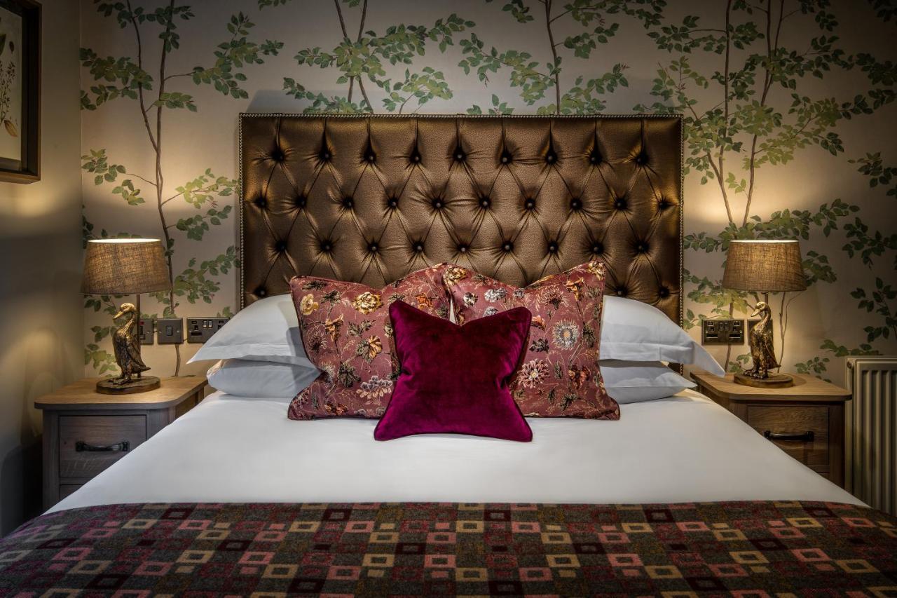 Hotel The Millstone, Mellor Blackburn  Esterno foto A bedroom at The Mitre