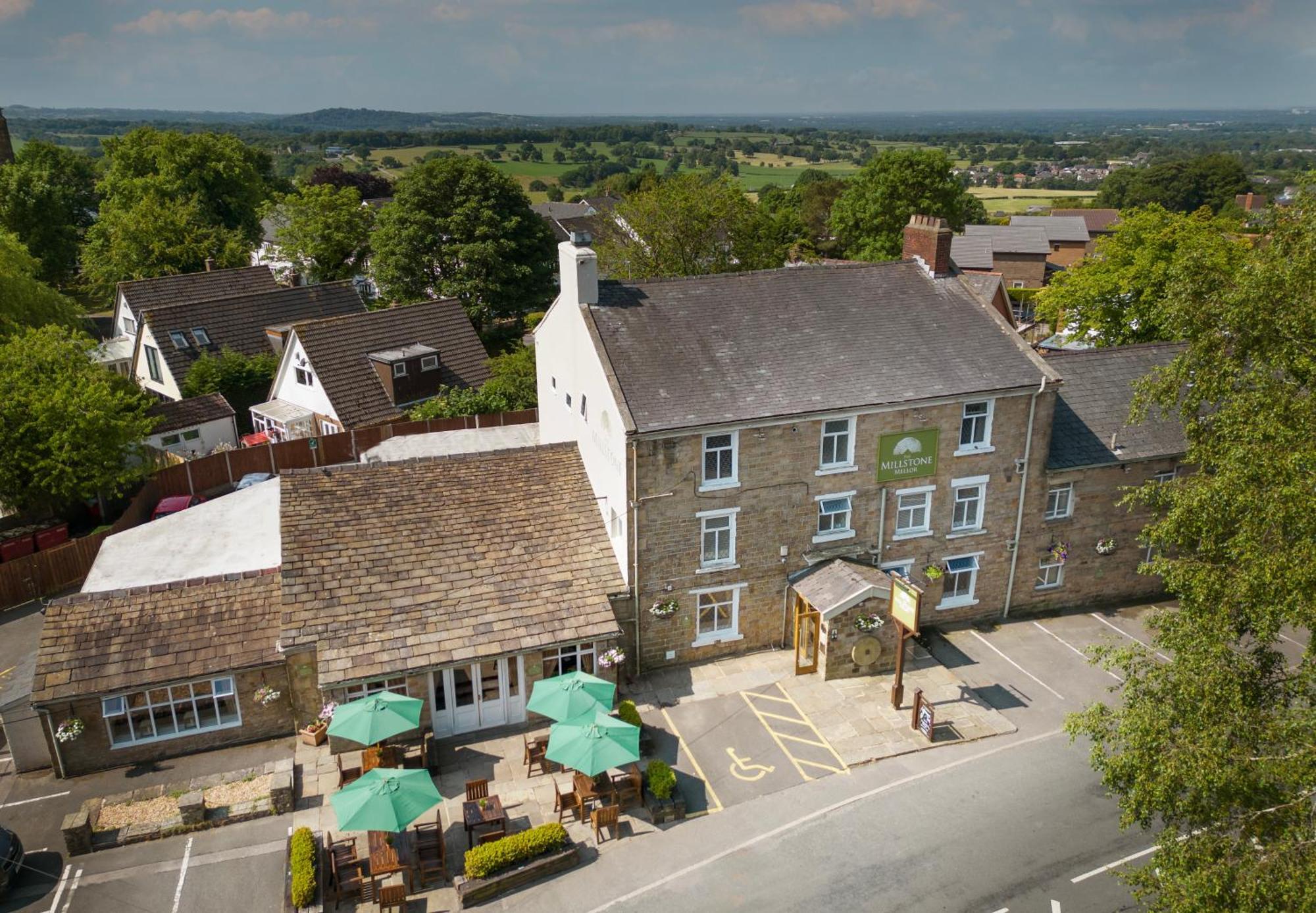 Hotel The Millstone, Mellor Blackburn  Esterno foto The Green Man, from the air