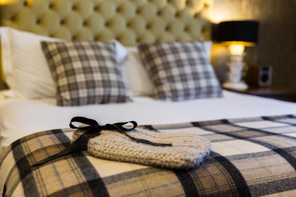 Hotel The Millstone, Mellor Blackburn  Camera foto A bed with a throw