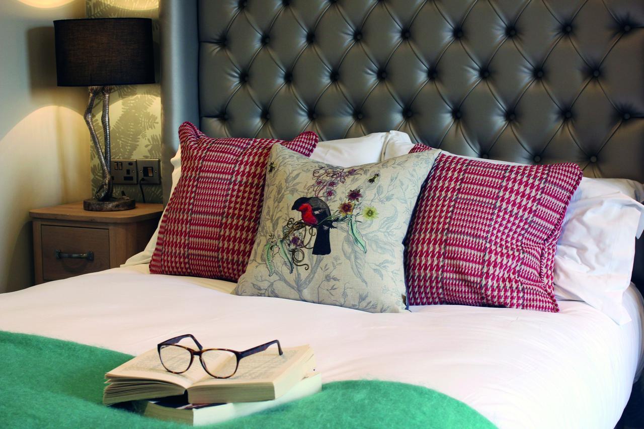 Hotel The Millstone, Mellor Blackburn  Esterno foto A bed with cushions